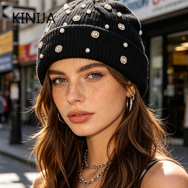 Beanie Cuffed Knit - หมวกบีนนี่ถักสำหรับฤดูหนาว ตกแต่งด้วยไข่มุกและคริสตัล ขอบพับได้ ยืดหยุ่น อุ่นสบาย นุ่มสบาย